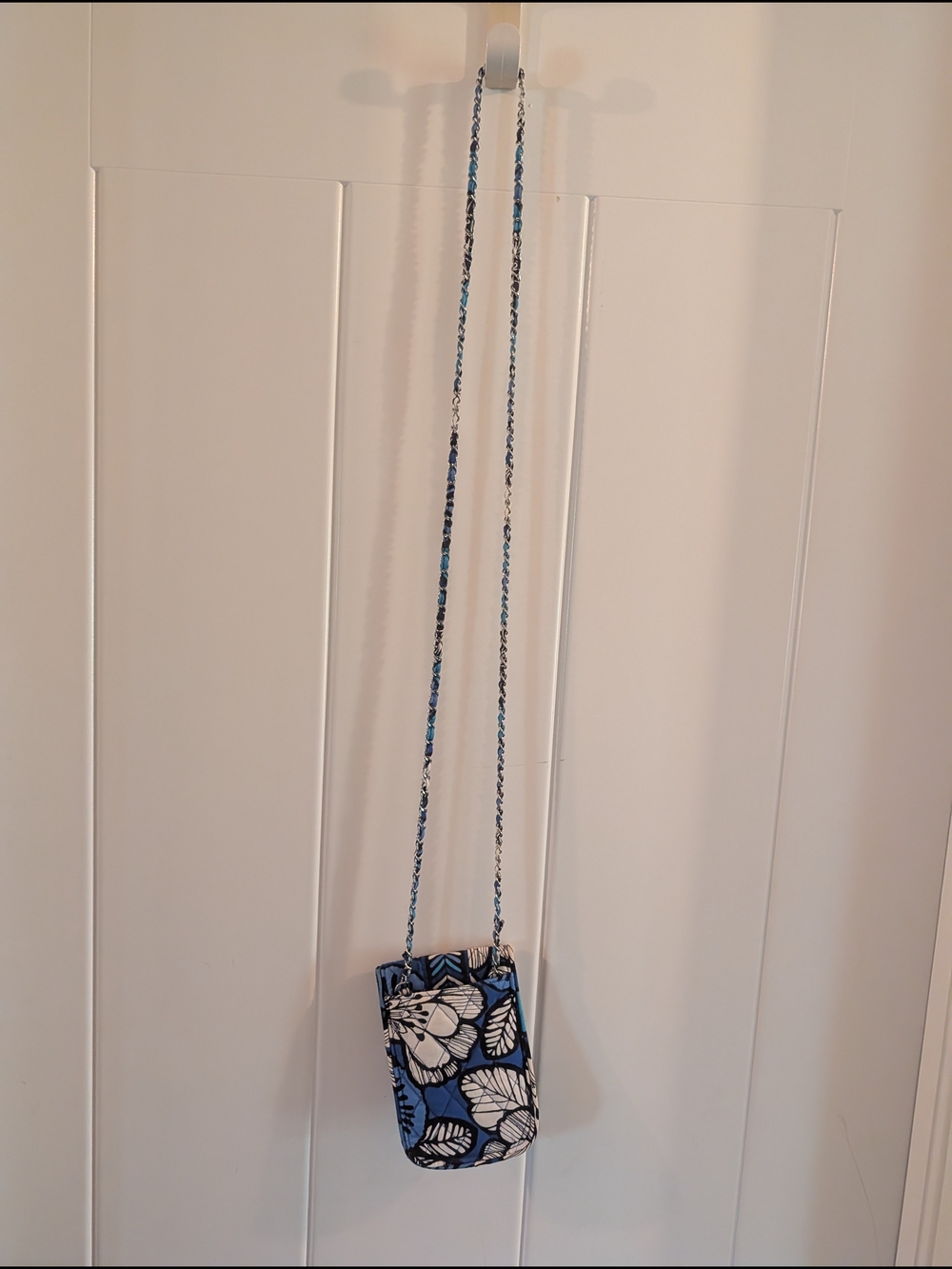 Blue Floral Vera Bradley Crossbody Phone Pouch - Quilted Fabric w/ Chain Strap. - Picture 3 of 11
